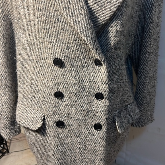 Woman’s Coat - Picture 2 of 7